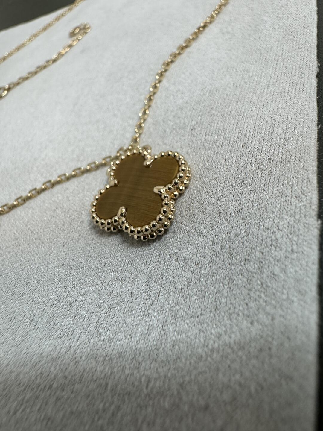 ใ๐ROSE๐ใCLOVER 15MM Tiger Eye Stone Necklace