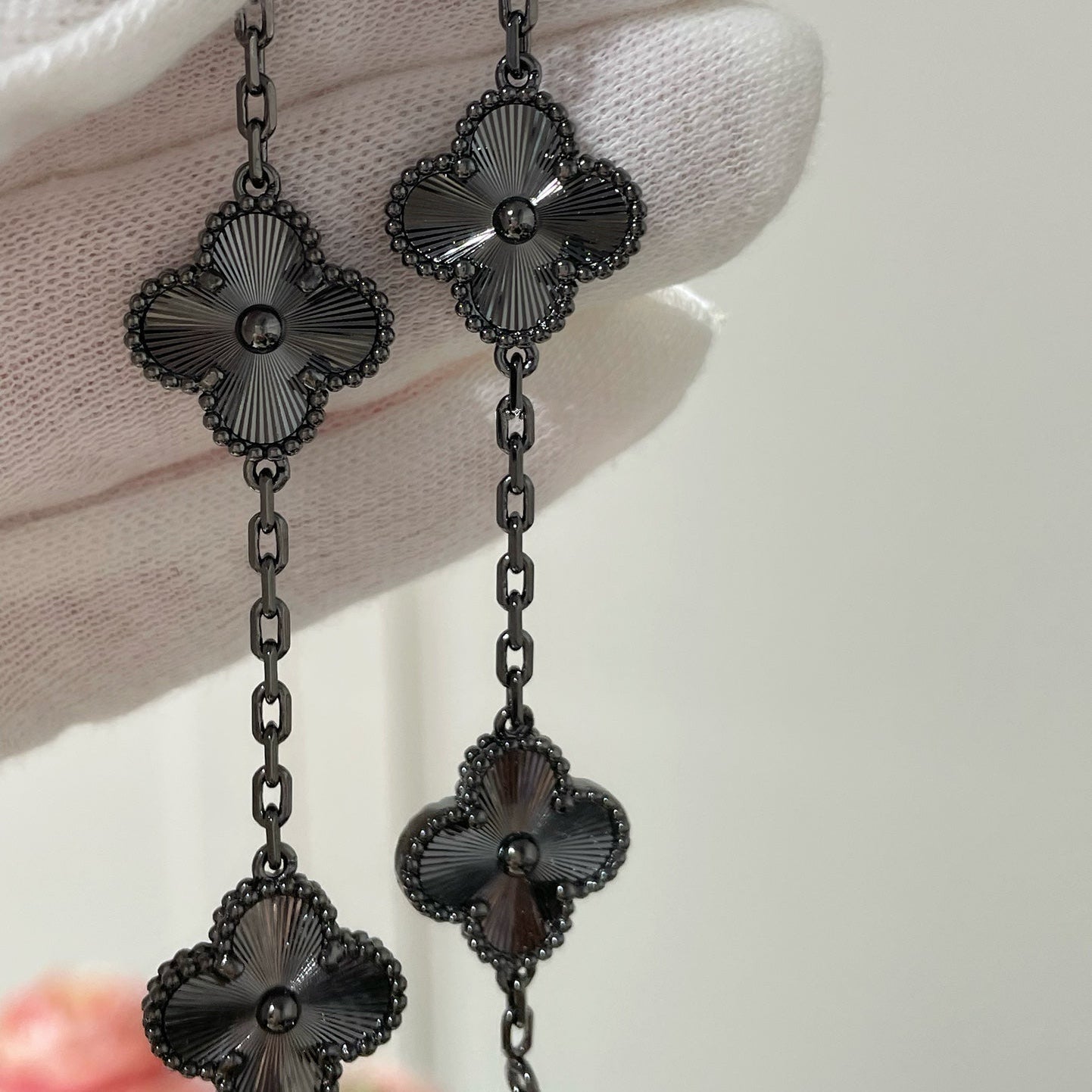 [Rose Tomorrow]CLOVER 5 MOTIF BLACK BRACELET