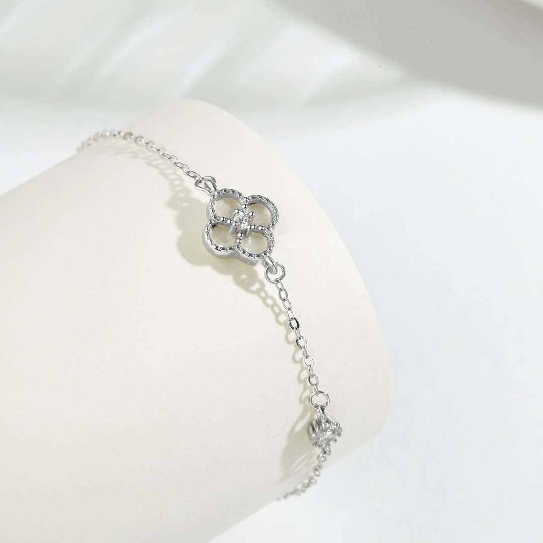 [Rose Tomorrow]Delicate Four Leaf Clover Bracelet