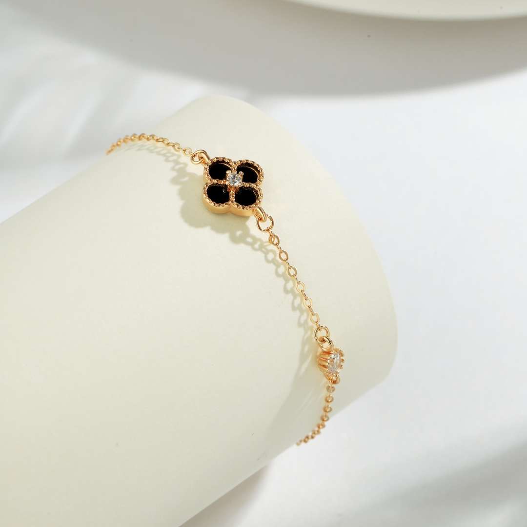 [Rose Tomorrow]Delicate Four Leaf Clover Bracelet