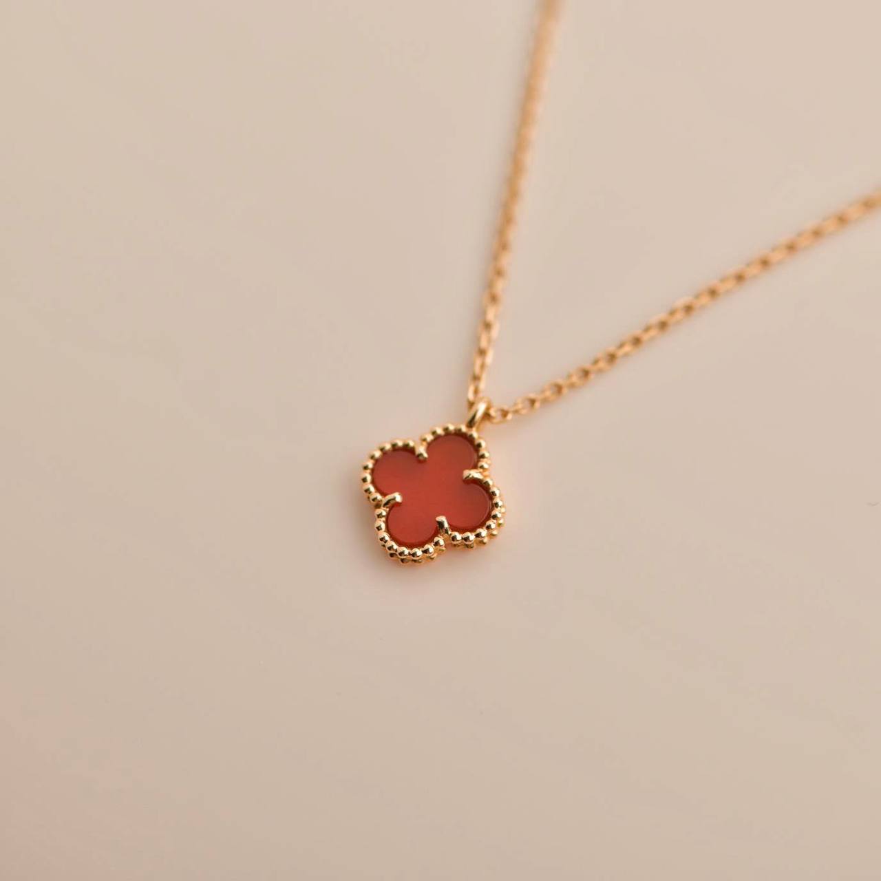 [💎ROSE💎]CLOVER MINI 9.5MM WHITE CARNELIANS NECKLACE